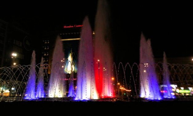 Στα χρώματα της γαλλικής σημαίας το συντριβάνι στην Ομόνοια