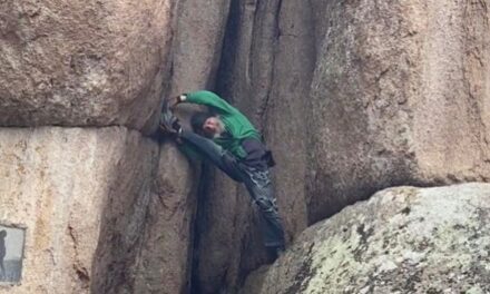 Ρωσία: 70χρονος κατεβαίνει το βουνό ανάποδα, χωρίς εξοπλισμό!