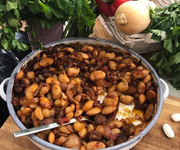 Κάστανα στιφάδο με γίγαντες: Παραδοσιακή κρητική συνταγή για τις κρύες μέρες του χειμώνα