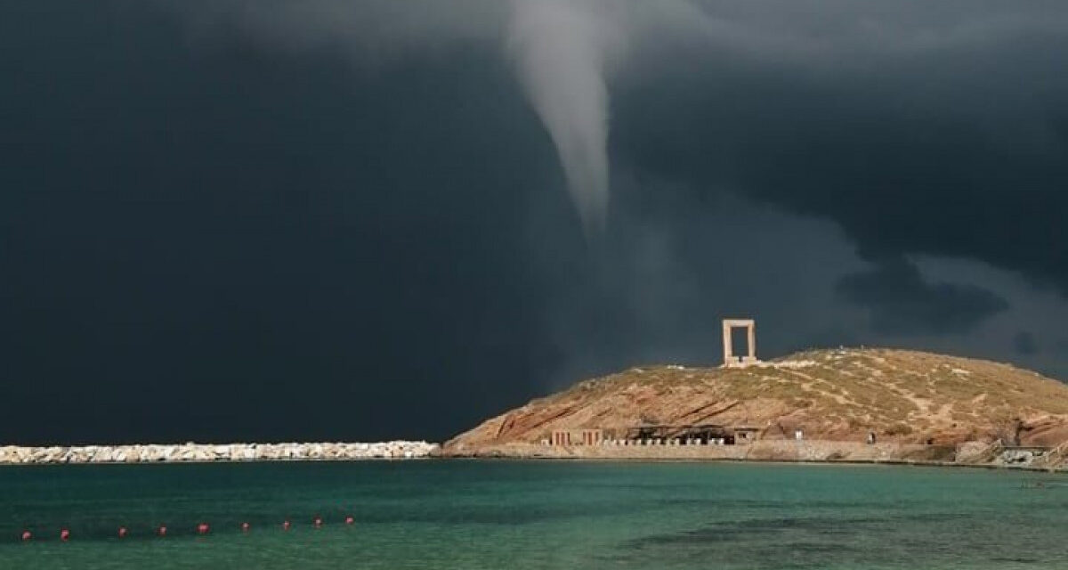Εντυπωσιακός υδροστρόβιλος στην Νάξο – Εικόνες που κόβουν την ανάσα (video)