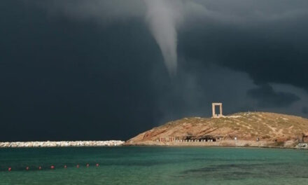 Εντυπωσιακός υδροστρόβιλος στην Νάξο – Εικόνες που κόβουν την ανάσα (video)