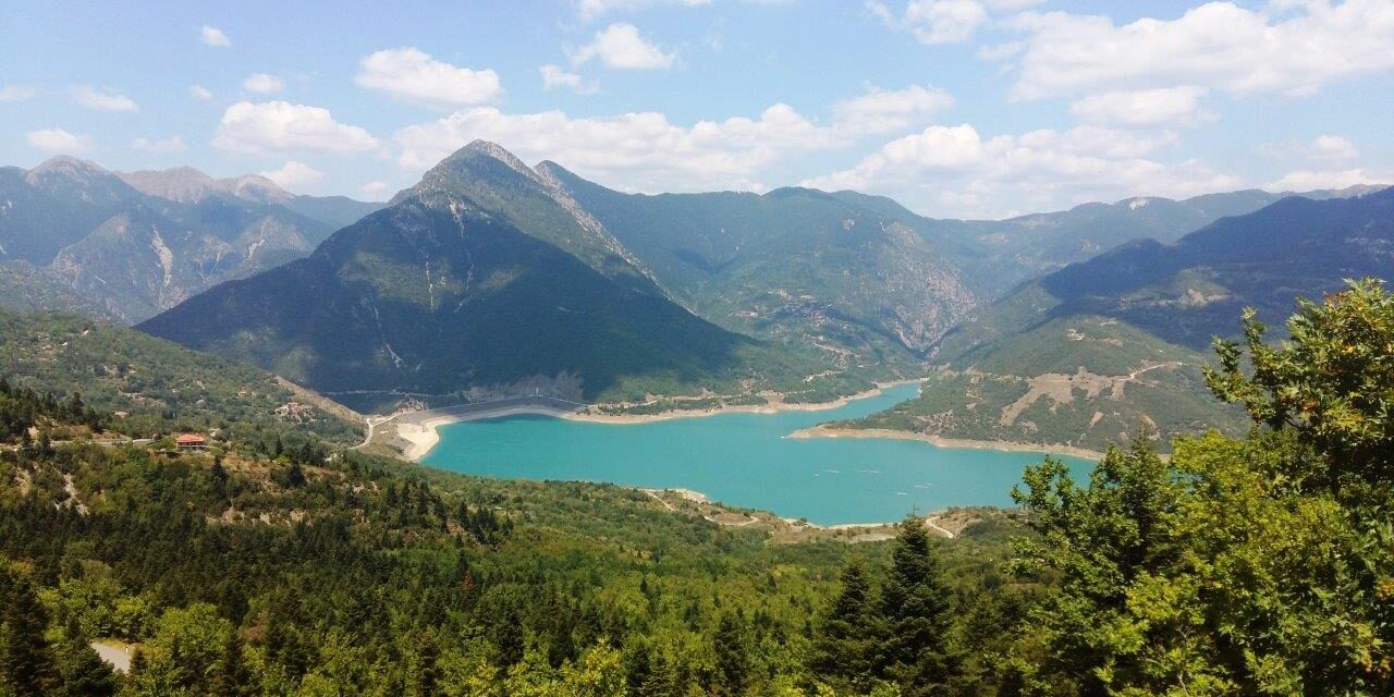 Η άγνωστη πανέμορφη Αράχοβα με θέα την Ευηνολίμνη (video)