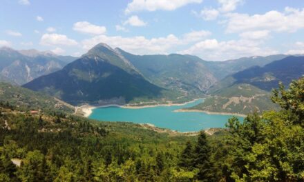 Η άγνωστη πανέμορφη Αράχοβα με θέα την Ευηνολίμνη (video)