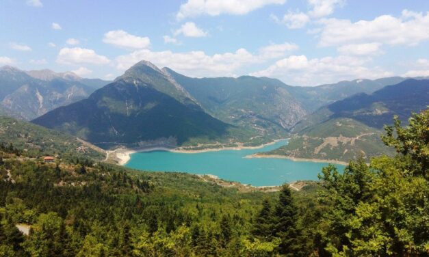 Η άγνωστη πανέμορφη Αράχοβα με θέα την Ευηνολίμνη (video)