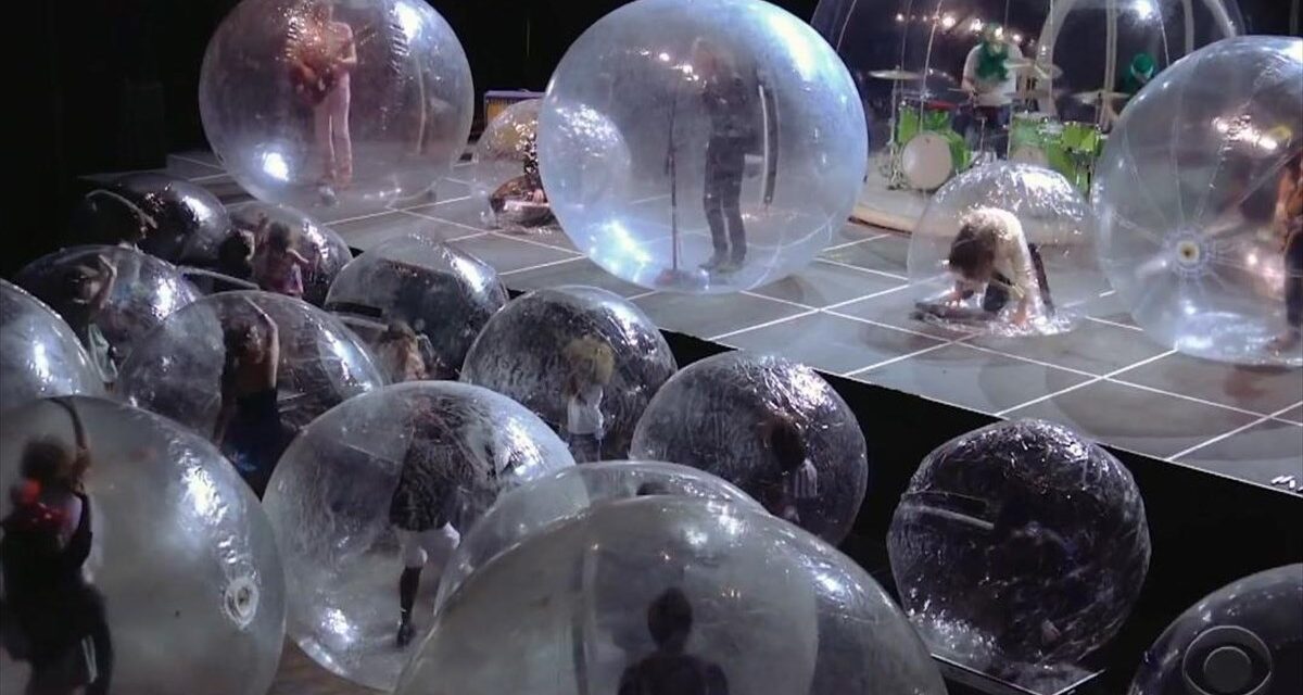 Συναυλίες την εποχή του κορωνοϊού: Συγκρότημα και θεατές μέσα σε… φούσκες απομόνωσης