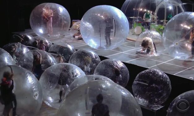 Συναυλίες την εποχή του κορωνοϊού: Συγκρότημα και θεατές μέσα σε… φούσκες απομόνωσης