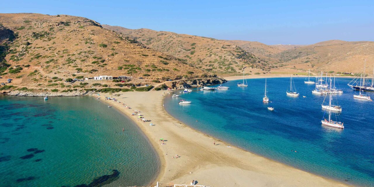 Η εντυπωσιακή δίδυμη παραλία της Κύθνου, μία από τις ωραιότερες των Κυκλάδων (video)