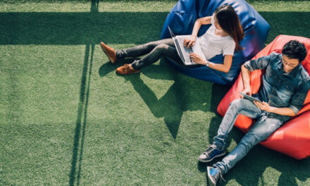 Handelsblatt: Tηλεργασία κάτω από τον ελληνικό ήλιο – Πώς η Ελλάδα προσπαθεί να προσελκύσει ξένους εργαζόμενους