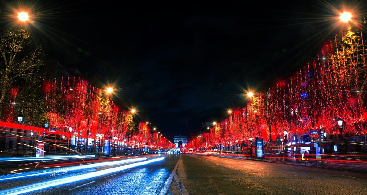 Παρίσι: Φωταγωγήθηκε ενόψει Χριστουγέννων η Champs-Élysées – Για πρώτη φορά χωρίς κόσμο