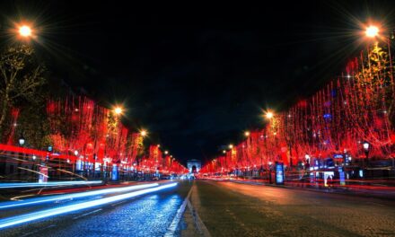 Παρίσι: Φωταγωγήθηκε ενόψει Χριστουγέννων η Champs-Élysées – Για πρώτη φορά χωρίς κόσμο