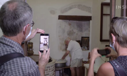 Το Business Insider αποθεώνει 86χρονο Κρητικό που φτιάχνει χειροποίητο φύλλο για γλυκά