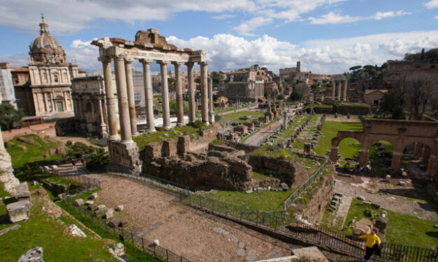 Ρώμη: Έκλεψε πέτρα από την Αρχαία Αγορά για να γράψει αφιέρωση!