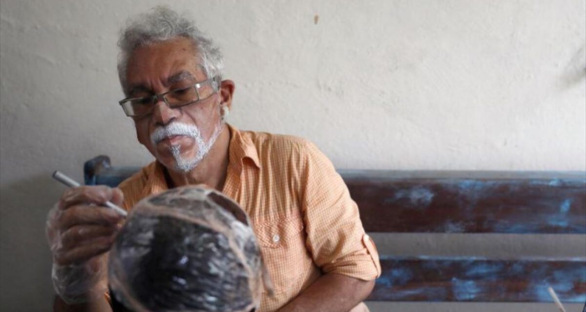 Βραζιλία: Καλλιτέχνης ζωγραφίζει μάσκες για όσους θέλουν να δείχνουν το πρόσωπό τους