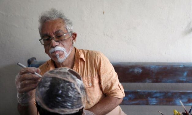 Βραζιλία: Καλλιτέχνης ζωγραφίζει μάσκες για όσους θέλουν να δείχνουν το πρόσωπό τους