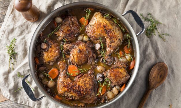 Coq au vin: Αυτή η συνταγή κοτόπουλου μας ταξιδεύει… Γαλλία