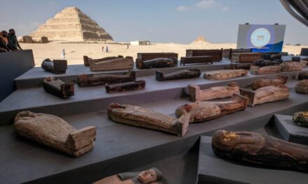 Αίγυπτος: Εκατό άθικτες σαρκοφάγοι ανακαλύφθηκαν στο Κάιρο