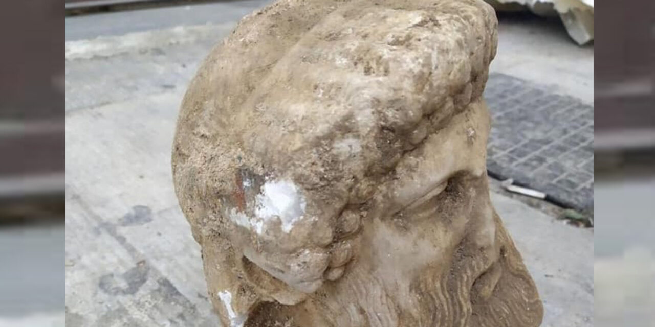 Εντυπωσιακή ανακάλυψη στην Αιόλου: Έσκαβαν για έργα και βρήκαν αρχαία κεφαλή αγάλματος