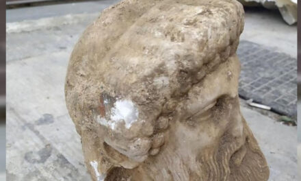 Εντυπωσιακή ανακάλυψη στην Αιόλου: Έσκαβαν για έργα και βρήκαν αρχαία κεφαλή αγάλματος