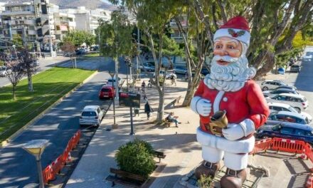 Τα Χριστούγεννα έφτασαν στη Γλυφάδα: Άγιος Βασίλης ύψους 10 μέτρων τοποθετήθηκε στην πλατεία