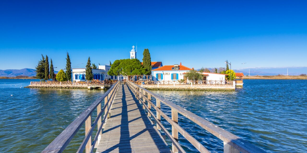 Ένα εντυπωσιακό «πλωτό» μοναστήρι πάνω σε δύο μικρά νησάκια – Γνωρίζετε που βρίσκεται;