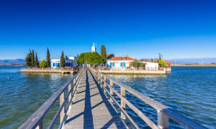 Ένα εντυπωσιακό «πλωτό» μοναστήρι πάνω σε δύο μικρά νησάκια – Γνωρίζετε που βρίσκεται;