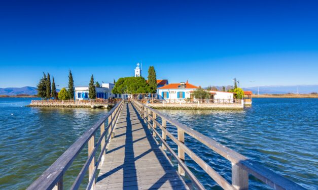 Ένα εντυπωσιακό «πλωτό» μοναστήρι πάνω σε δύο μικρά νησάκια – Γνωρίζετε που βρίσκεται;