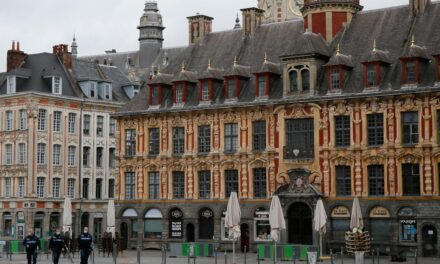 Η φωτογραφία από Γαλλία που έγινε viral: Κάνουν ουρά έξω από βιβλιοπωλείο πριν το lockdown