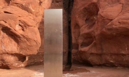 ΗΠΑ: Περίεργος μεταλλικός μονόλιθος βρέθηκε στην έρημο της Γιούτα