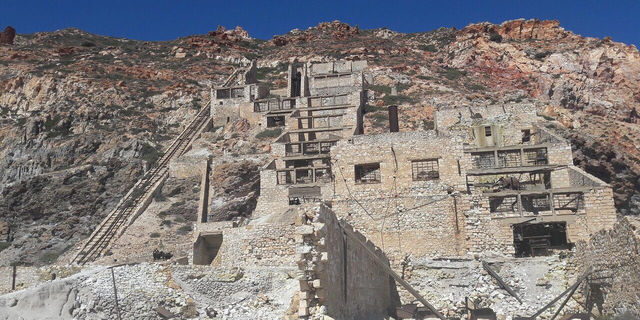 Η αληθινή ιστορία πίσω από τα ερειπωμένα θειωρυχεία της Μήλου (video)