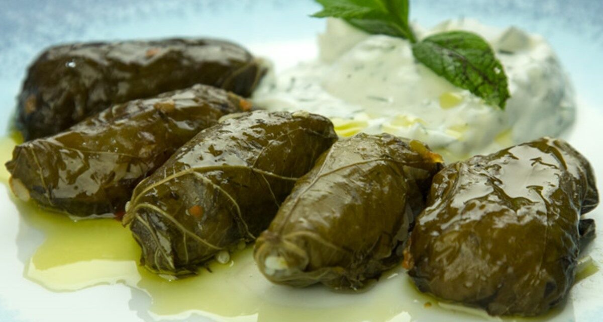 Ντολμαδάκια με αμπελόφυλλα και ντιπ γιαουρτιού – Κάνε το όπως στην Κρήτη