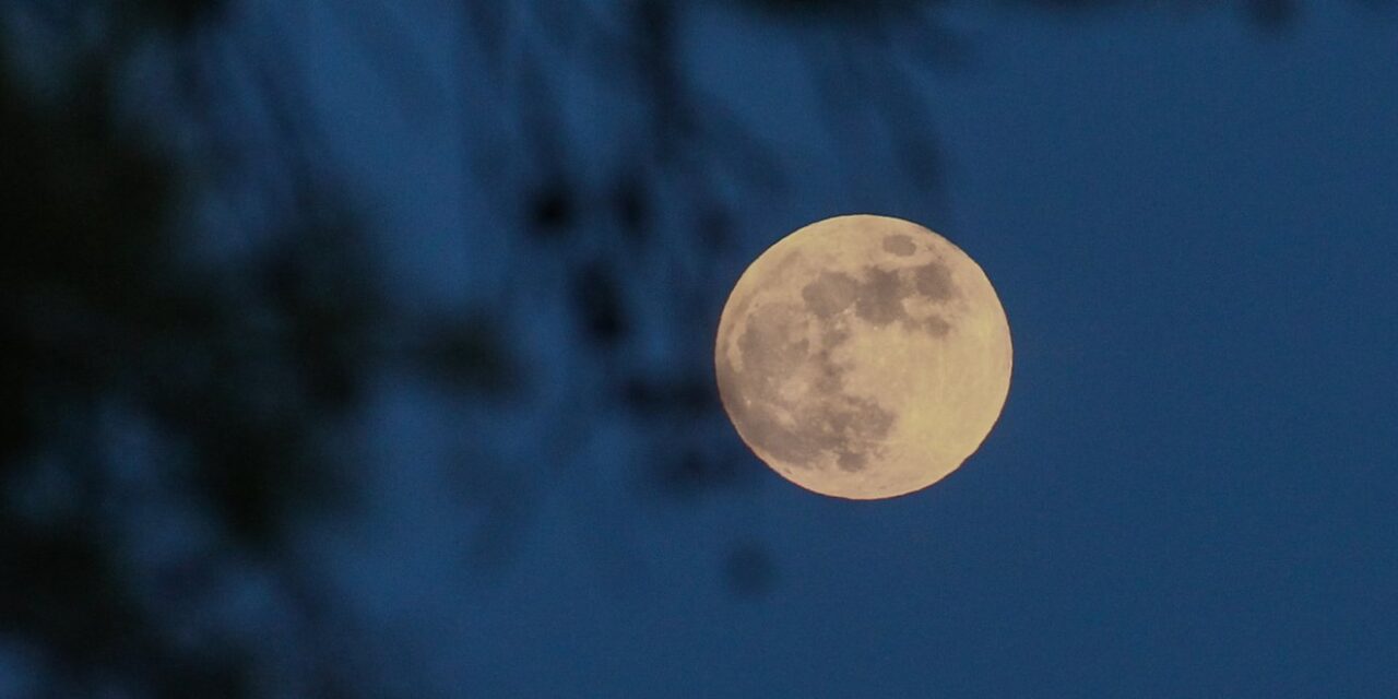 Πανσέληνος και έκλειψη παρασκιάς Σελήνης απόψε