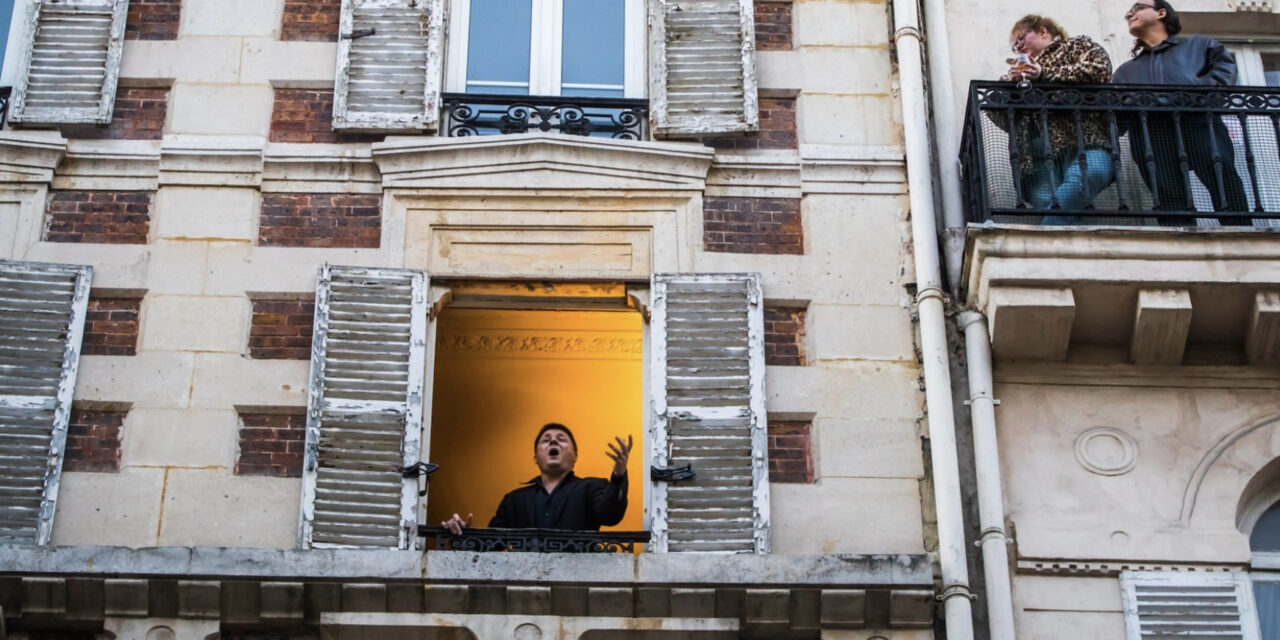 Παρίσι: Τενόρος δίνει συναυλίες… από το παράθυρό του
