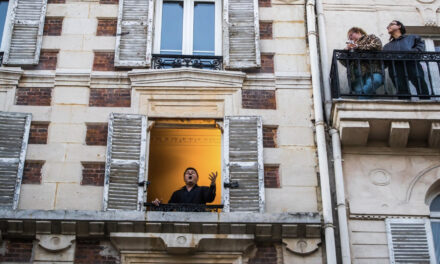 Παρίσι: Τενόρος δίνει συναυλίες… από το παράθυρό του