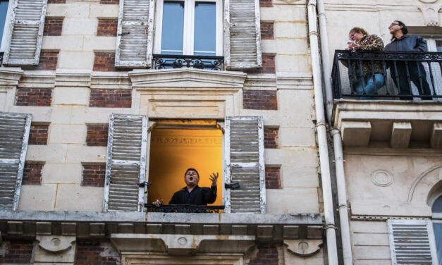 Παρίσι: Τενόρος δίνει συναυλίες… από το παράθυρό του