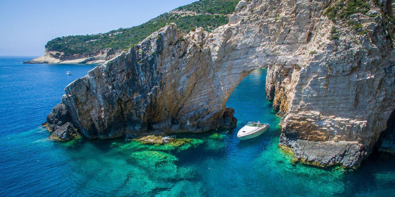 Η ομορφιά των ελληνικών νησιών μέσα από 6 εντυπωσιακές… θαλασσοσπηλιές!