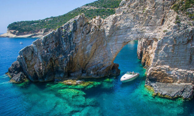 Η ομορφιά των ελληνικών νησιών μέσα από 6 εντυπωσιακές… θαλασσοσπηλιές!