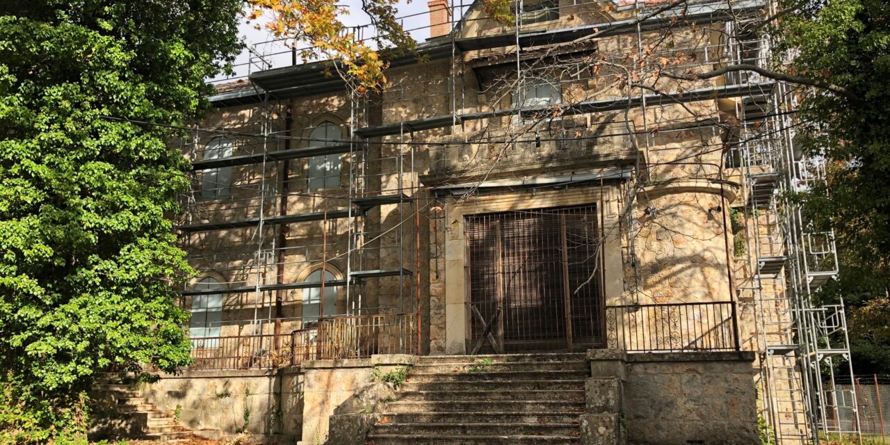 Εργασίες στο Τατόι: Εντοπίστηκαν άμαξες, έπιπλα εποχής, έργα τέχνης, παιχνίδια – Δείτε τις εικόνες