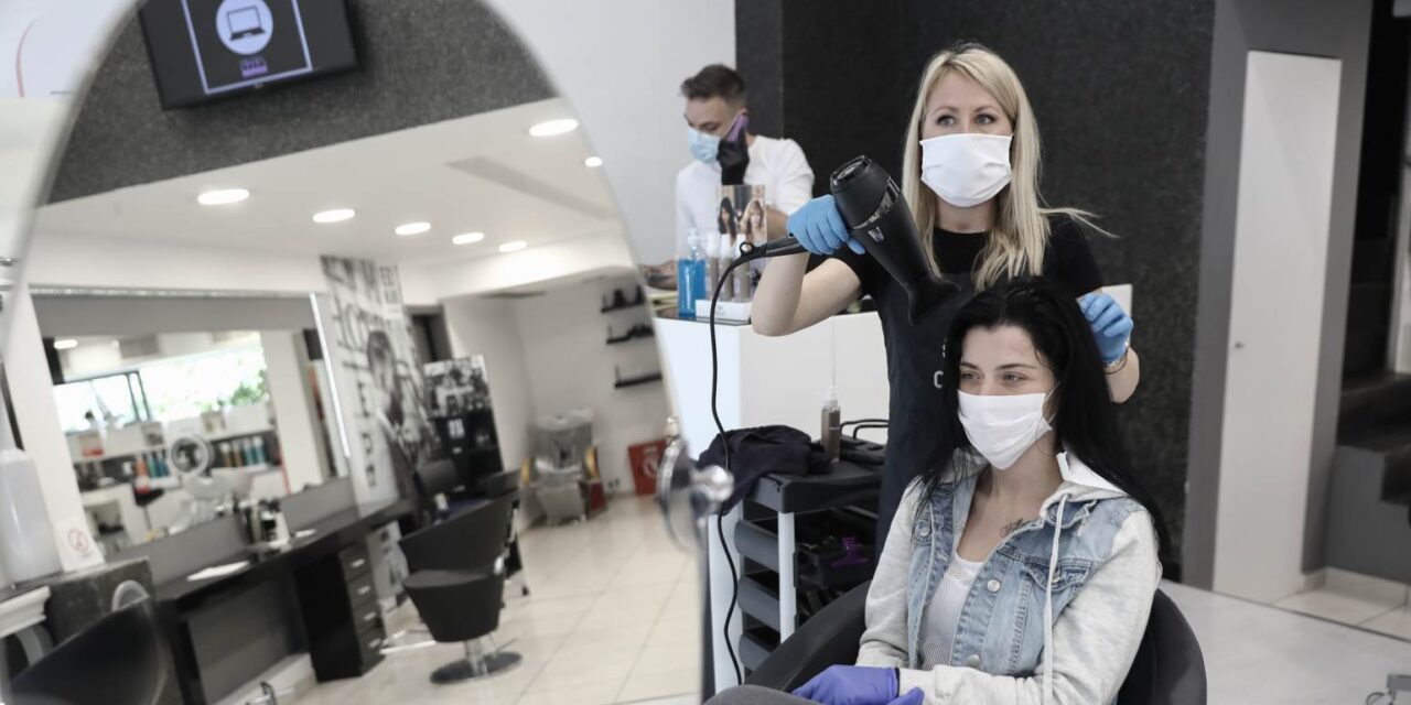 Πρεμιέρα για βιβλιοπωλεία και κομμωτήρια σήμερα – Πως θα λειτουργήσει το click away