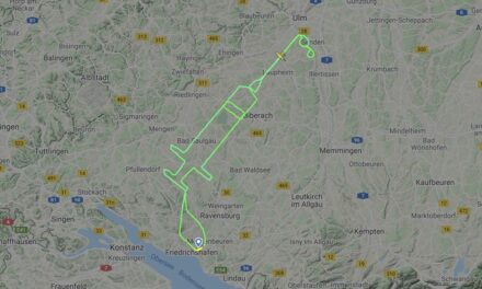 Γερμανία: Πιλότος «ζωγράφισε» τεράστια σύριγγα στον ουρανό με αφορμή το εμβόλιο