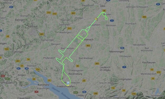 Γερμανία: Πιλότος «ζωγράφισε» τεράστια σύριγγα στον ουρανό με αφορμή το εμβόλιο