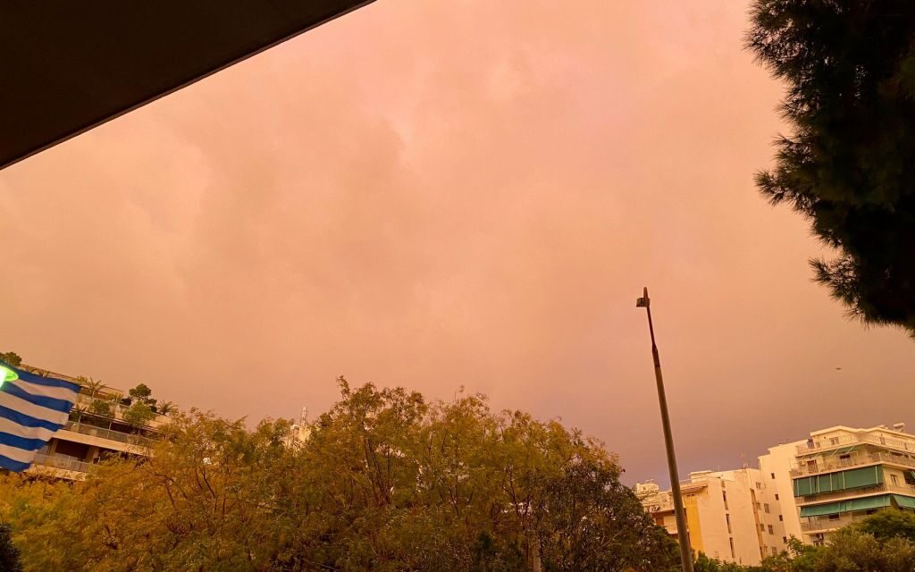 Εντυπωσιακή εικόνα στην Αττική μόλις ξημέρωσε – Ο ουρανός “βάφτηκε” κόκκινος