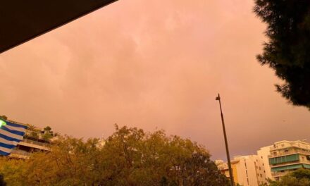 Εντυπωσιακή εικόνα στην Αττική μόλις ξημέρωσε – Ο ουρανός “βάφτηκε” κόκκινος