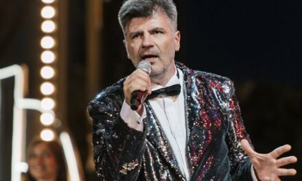 Απόψε φωταγωγείται το ΚΠΙΣΝ – «Οικοδεσπότης» της διαδικτυακής χριστουγεννιάτικης γιορτής ο Φοίβος Δεληβοριάς