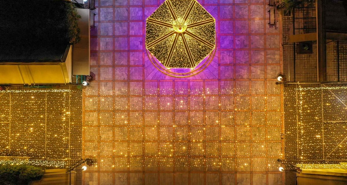 Η Λαμία φοράει τα γιορτινά της και εντυπωσιάζει – Μαγικές εικόνες