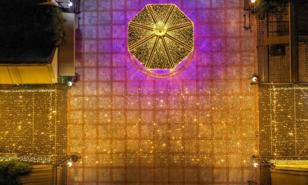 Η Λαμία φοράει τα γιορτινά της και εντυπωσιάζει – Μαγικές εικόνες