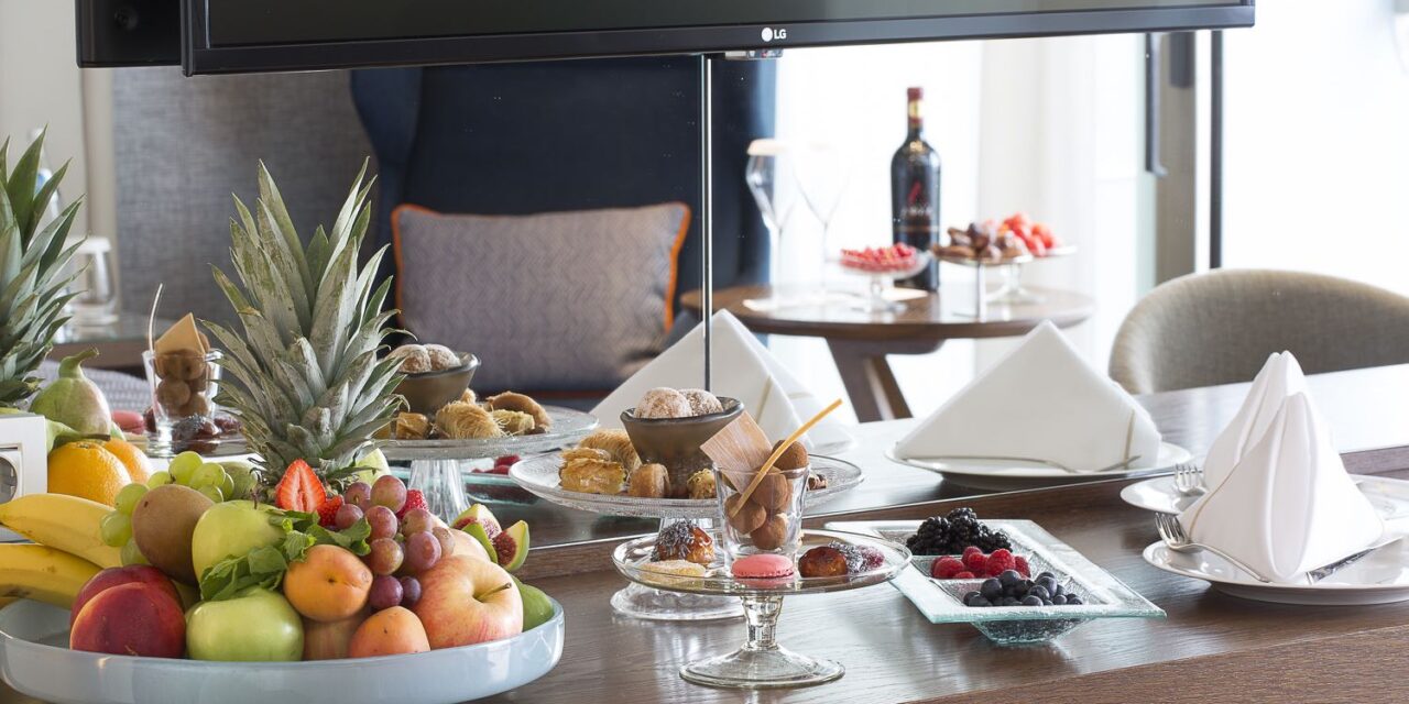 Εστιατόρια χρησιμοποιούν δωμάτια ξενοδοχείου για να προσφέρουν δείπνο… φιλικό προς την πανδημία!