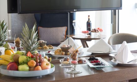 Εστιατόρια χρησιμοποιούν δωμάτια ξενοδοχείου για να προσφέρουν δείπνο… φιλικό προς την πανδημία!