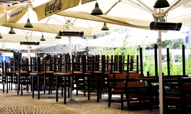 Ιδιοκτήτης ψητοπωλείου στη Θεσσαλονίκη βρήκε τρόπο να γεμίσει το μαγαζί του – Δείτε πως