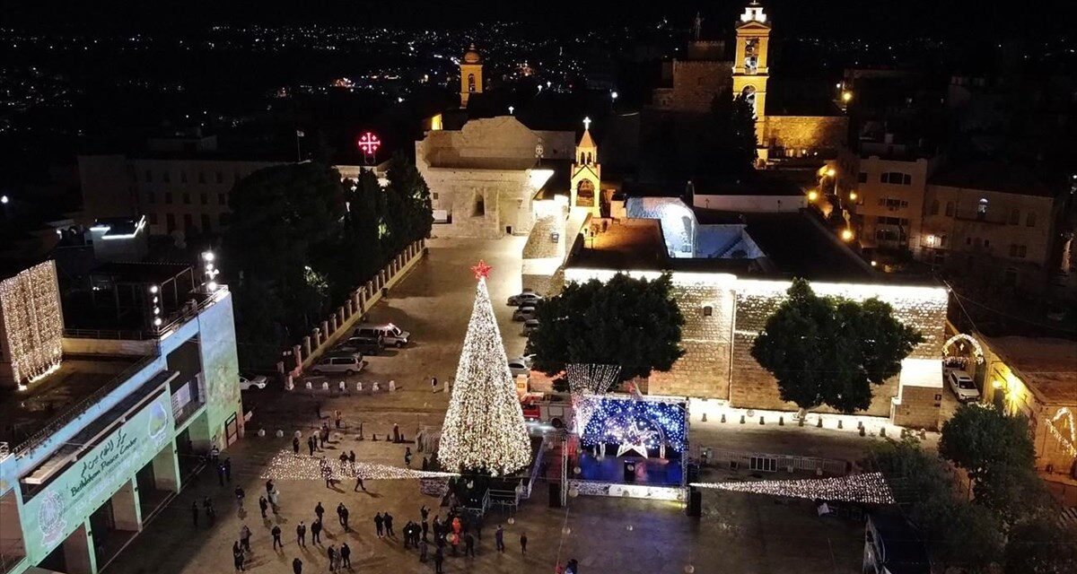 Διαφορετικά φέτος τα Χριστούγεννα και στη Βηθλεέμ – Φωταγωγήθηκε το δέντρο χωρίς παρουσία κόσμου