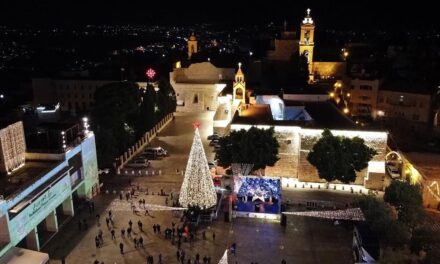 Διαφορετικά φέτος τα Χριστούγεννα και στη Βηθλεέμ – Φωταγωγήθηκε το δέντρο χωρίς παρουσία κόσμου
